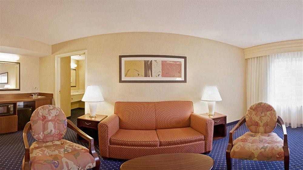 Courtyard Boston Raynham Hotel Kültér fotó