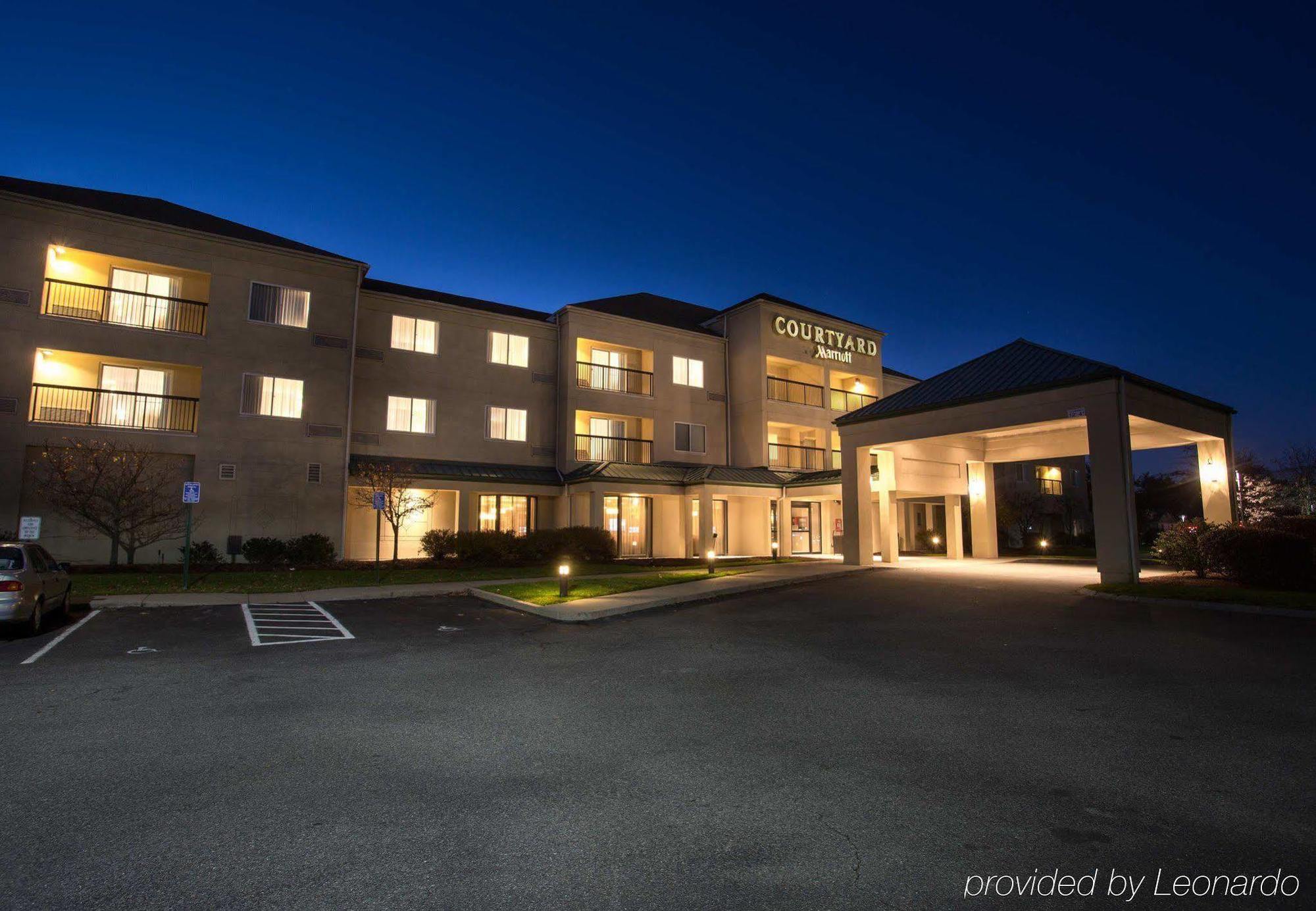 Courtyard Boston Raynham Hotel Kültér fotó