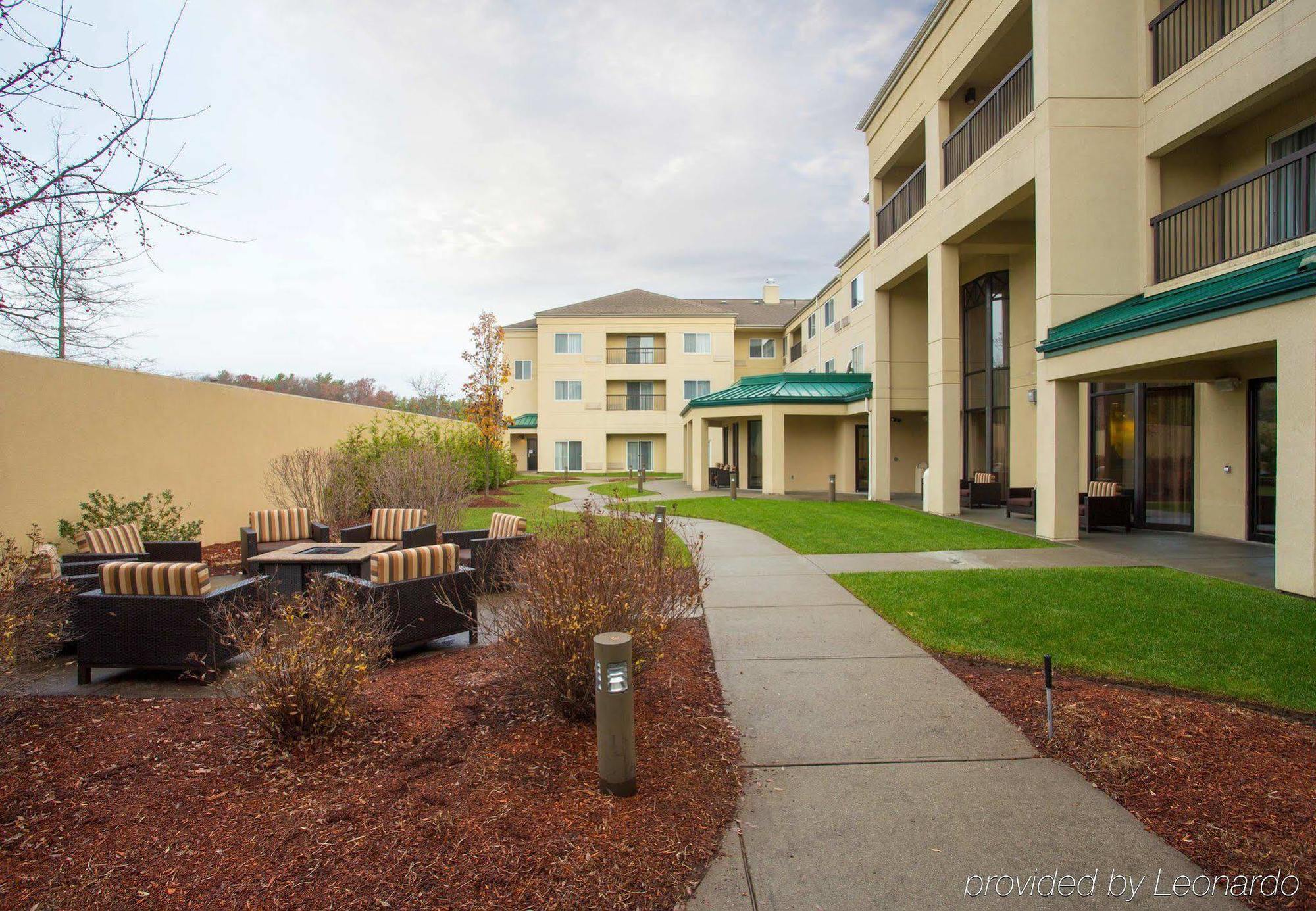 Courtyard Boston Raynham Hotel Kültér fotó